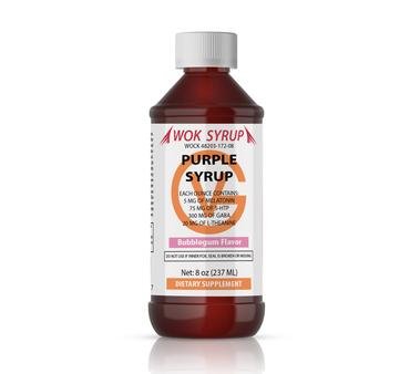 WOK SYRUP Purple Bubblegum Flavor fles met paarse ontspanningssiroop naast een glas frisdrank