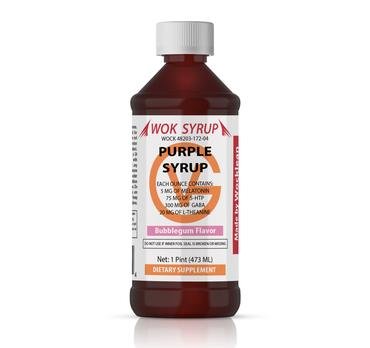Wok syrup met paarse bubblegum smaak fles van 16oz naast een glas frisdrank.